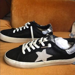 Vintage Havana size 6 sneaker with star